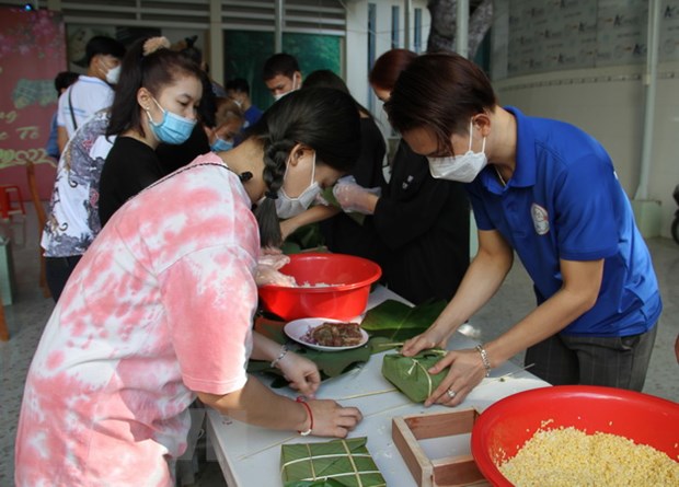 Des étudiants lao accueillent le Nouvel An traditionnel au Vietnam
